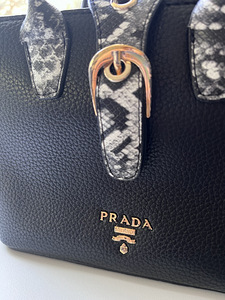 Сумка Prada не оригинальная (3 фото из 4)