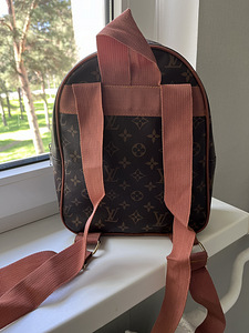 Рюкзак Louis Vuitton не оригинпльная (2 фото из 3)