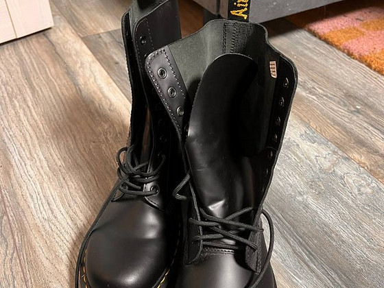 Dr. Martens Jadon