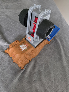 Трек для монстр-траков Hotwheels (3 фото из 4)