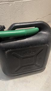 Kütusekanister 10 liitrit paksust plastist (2 foto / 2)
