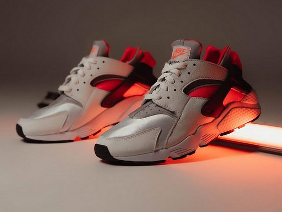 Nike Air Huarache - Metallic Silver/Infrared 23