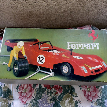 Игрушечная машина