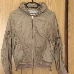 Bershka õhuke lühike jope (vöökohani) (1 foto / 2)
