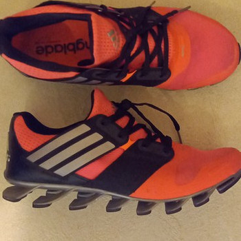 Кроссовки Adidas.