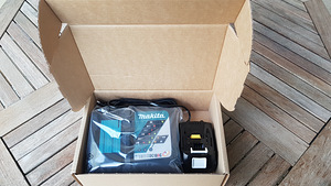 Новый в упаковке аккумулятор Makita 18V 5,0Ah и быстрое зарядное устройство DC18... (4 фото из 4)