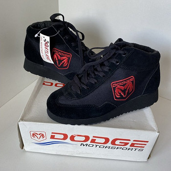 Mustad tossud-saapad Dodge Motorsports logoga 23,5 cm.