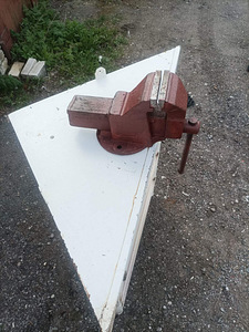 Metallist tugevdatud nurgalaud koos krusatangitega (1 foto / 3)