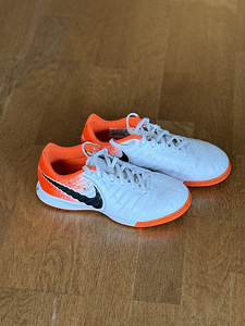 Jalgpallijalatsid Nike suurus 37,5 (1 foto / 1)