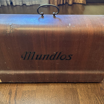 Старая швейная машинка Mundlos.