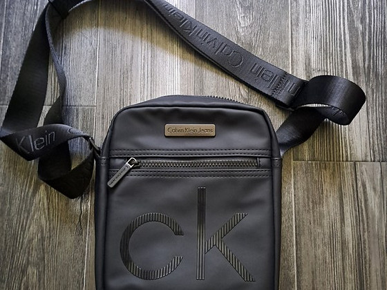 Новые сумки через плечо Calvin Klein