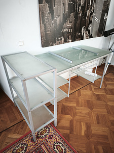 Klaasist kasutatud töölaud ja riiul. (1 foto / 4)