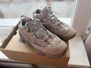 Yeezy 500 (41.5) (1 фото из 2)