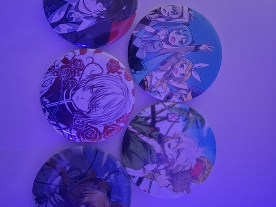 ЗНАЧКИ Danganronpa, AoT, Vocaloids, HxH, BSD
