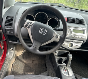 HONDA JAZZ 1,3 AUTOMAAT, VARUOSAD (6 foto / 8)