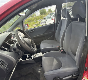 HONDA JAZZ 1,3 AUTOMAAT, VARUOSAD (8 foto / 8)