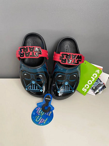 Детские Crocs Fun Lab Lights Darth Vader™ Сабо C4 (2 фото из 3)