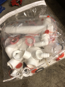 Annan mitu komplekti kraanikausi sifoonide paigaldamiseks (1 foto / 3)