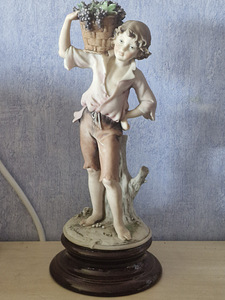 Poiss viinamarjadega. 28,5 cm (2 foto / 6)