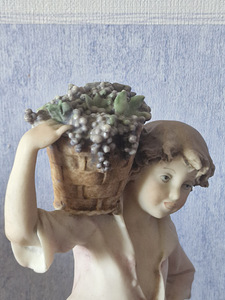 Poiss viinamarjadega. 28,5 cm (3 foto / 6)