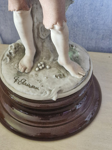 Poiss viinamarjadega. 28,5 cm (1 foto / 6)