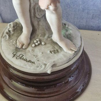 Poiss viinamarjadega. 28,5 cm