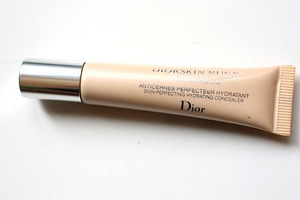 Dior peitekreem. Diorskin Nude Hydrating Concealer, 001 Ivory. (2 foto / 9)
