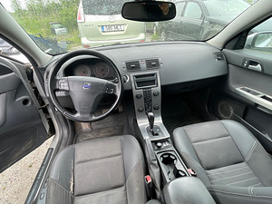 VOLVO V50 2,4 BENSIIN, AUTOMAAT, VARUOSAD (2 foto / 10)
