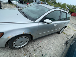 VOLVO V50 2,4 BENSIIN, AUTOMAAT, VARUOSAD (5 foto / 10)