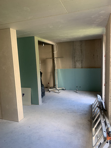 Kogenud kipsplaatkonstruktsioonide paigaldamise spetsialist. (4 foto / 4)