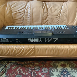 Синтезатор Yamaha W7 (2 фото из 2)