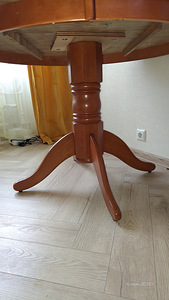 Круглый обеденный стол (3 фото из 3)