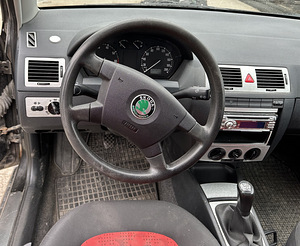 SKODA FABIA 1,2 BENS, VARUOSAD (5 foto / 8)
