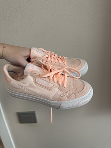 Кроссовки Adidas (1 фото из 3)