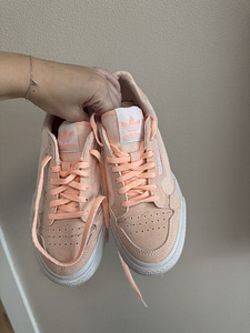 Кроссовки Adidas (2 фото из 3)