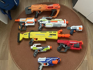 NERF комплект (8 бластеров + снаряжение) (1 фото из 10)