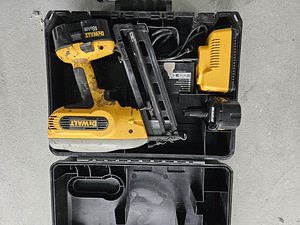 Гвоздезабивной пистолет Dewalt (1 фото из 4)