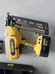 Гвоздезабивной пистолет Dewalt (2 фото из 4)