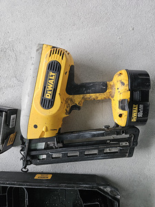 Гвоздезабивной пистолет Dewalt (3 фото из 4)