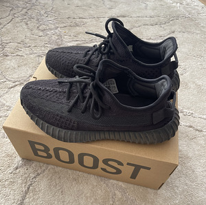 Yeezy Boost 350 V2 (1 foto / 3)