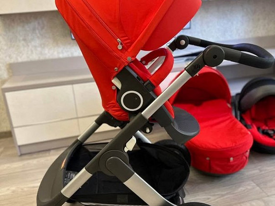 Продаётся детская коляска Stokke Trailz ярко-красного цвета