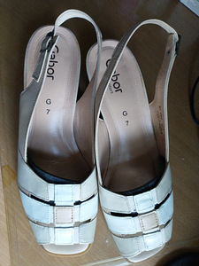 Elegantsed naiste rihmikud, suurus 40-41 (1 foto / 4)