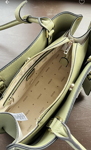 Сумка Guess (3 фото из 4)