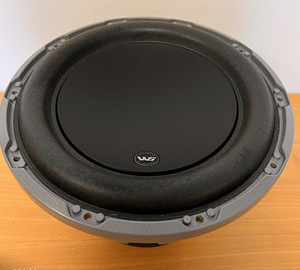 Subwoofer JL Audio koos võimuga (5 foto / 8)