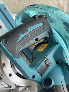 Торцовочная пила Makita (4 фото из 4)