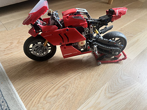 LEGO Technic 42107 – Ducati Panigale V4 R (2 foto / 3)