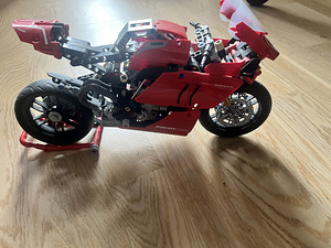LEGO Technic 42107 – Ducati Panigale V4 R (3 foto / 3)