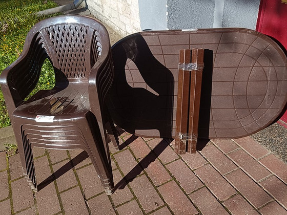 Plastikust laud ja toolid