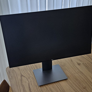 Dell U2419H monitor