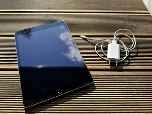 Apple iPad 8th Generation 32GB WiFi + Cellular 4G Space Gray (1 foto / 2)
